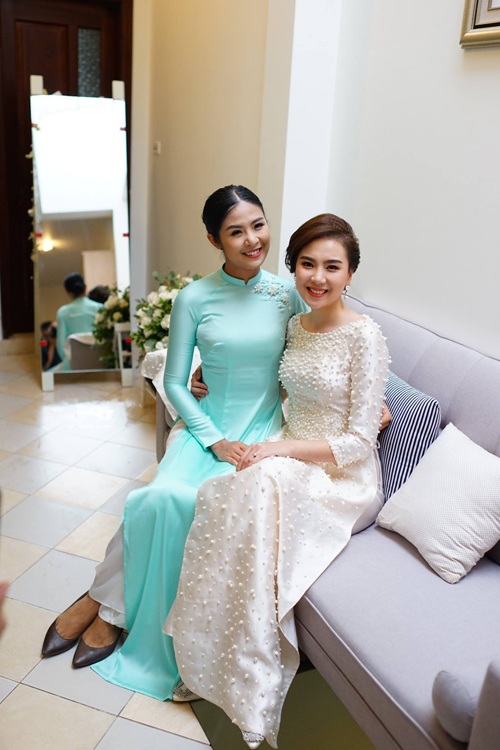"Hot girl thời tiết" Mai Ngọc đằm thắm trong lễ ăn hỏi - 8 Hoa hậu Ngọc Hân cũng thay trang phục áo dài màu xanh baby cho lễ đón dâu.