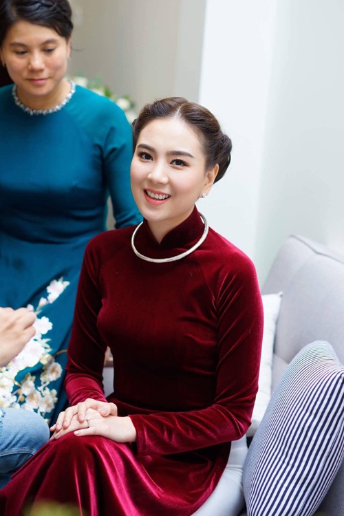 "Hot girl thời tiết" Mai Ngọc đằm thắm trong lễ ăn hỏi - 3 Mái tóc buộc nửa đầu theo phong cách của phụ nữ Hà thành cổ cùng chiếc kiềng bạc mang đến sự thanh lịch, nữ tính cho Mai Ngọc.