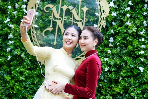"Hot girl thời tiết" Mai Ngọc đằm thắm trong lễ ăn hỏi - 5 Vốn là bạn thân thiết của Mai Ngọc, Hoa hậu Ngọc Hân cũng là một trong những phù dâu. Hoa hậu đến từ sớm để giúp Cô gái thời tiết chuẩn bị chu đáo cho ngày trọng đại.