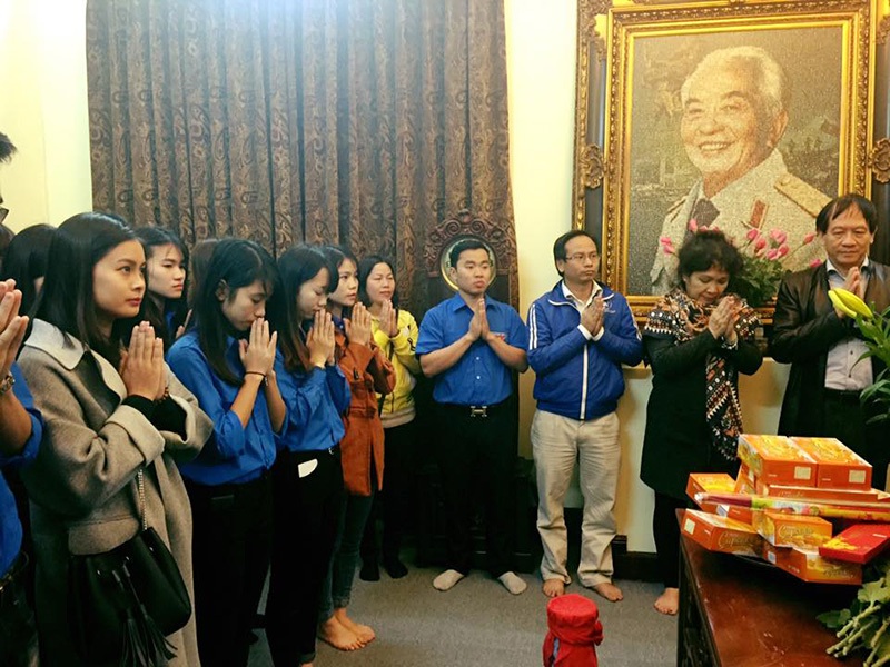 Bạn trẻ Hà thành dâng hương lên Đại tướng Võ Nguyên Giáp nhân ngày 22/12 - 1 Các bạn đoàn viên, thanh niên dâng hương tại nhà số 30 Hoàng Diệu - nơi ở cũ của Đại tướng Võ Nguyên Giáp tại Hà Nội.