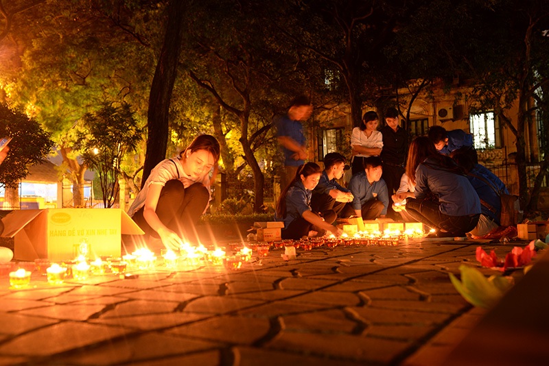 Bạn trẻ thắp nến tri ân Đại tướng Võ Nguyên Giáp