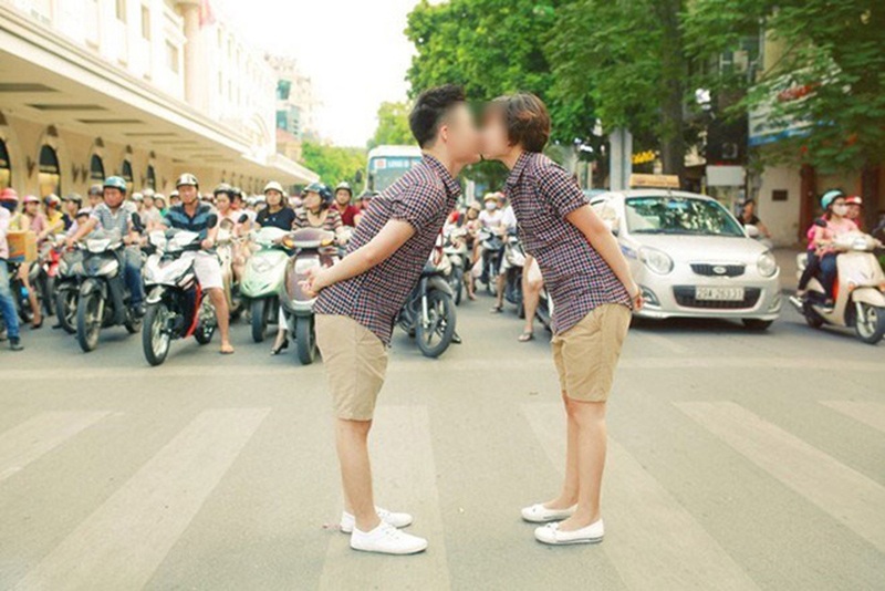 Chụp ảnh cưới giữa ngã tư đèn đỏ: Lãng mạn hay đùa với tính mạng? - 3 N.T Kim Liên và bạn trai trao nhau nụ hôn tại ngã tư đèn đỏ (Ảnh: Ducky Duck)