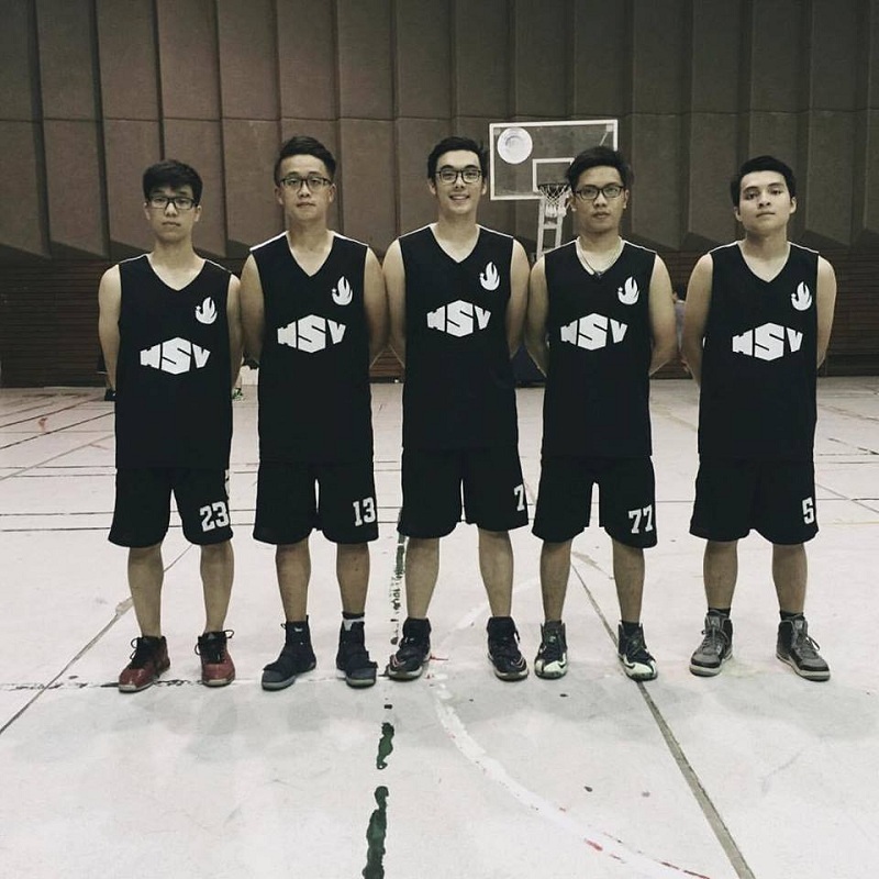 "Hot boy" đang được quan tâm nhất trường Luật Hà Nội - 4 Chiều cao ngoài 1m8 là một lợi thế của Hiểu Phong. Bóng rổ là bộ môn thể thao Phong đặc biệt yêu thích