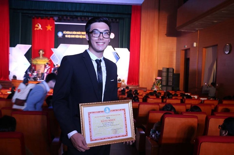 "Hot boy" đang được quan tâm nhất trường Luật Hà Nội - 5 Không chỉ điển trai Hiểu Phong còn có thành tích học tập đáng nể