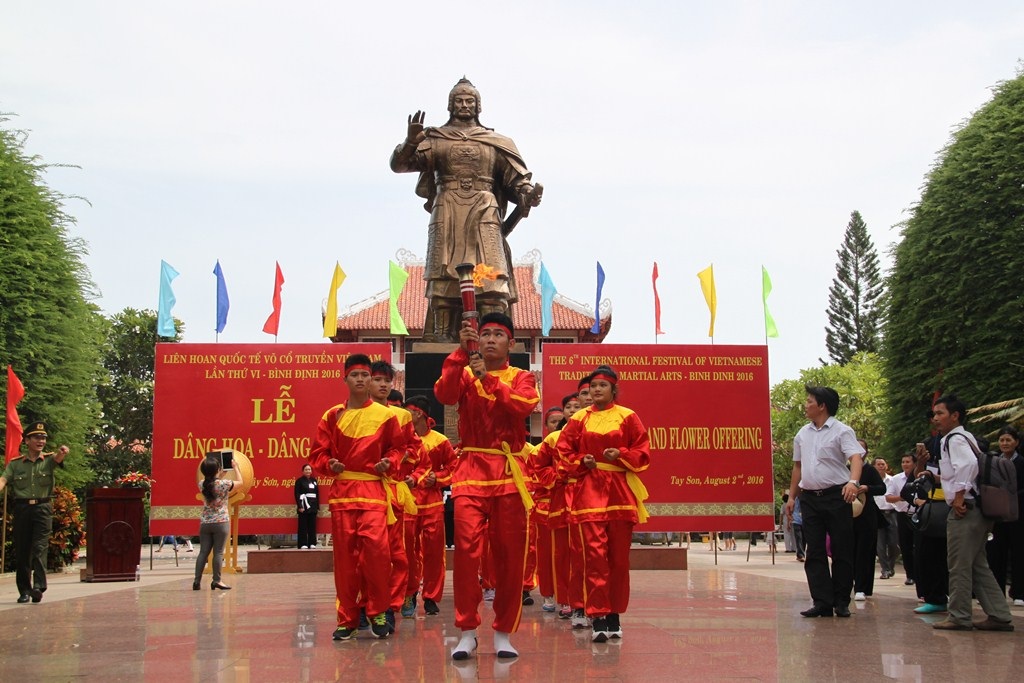 Bình Định: Gần 1.000 võ sư, võ sinh dâng hương Hoàng đế Quang Trung - Ảnh 3.