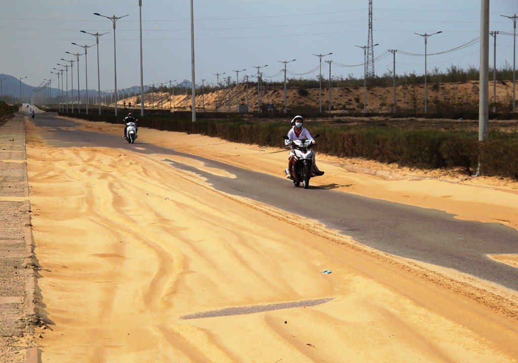 Bình Định: Cát bay lấp đường Khu kinh tế Nhơn Hội - Ảnh 7.