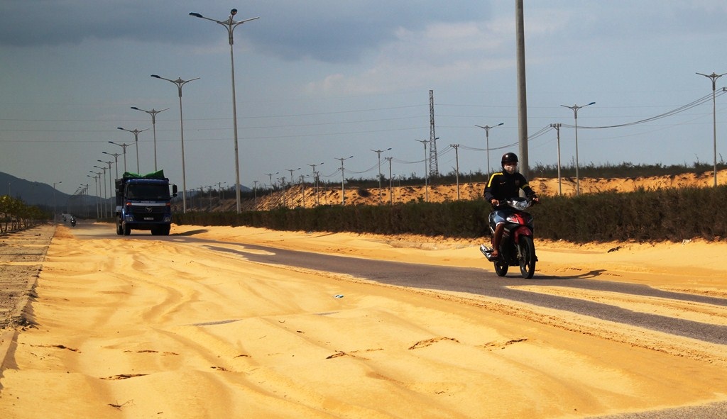 Bình Định: Cát bay lấp đường Khu kinh tế Nhơn Hội - Ảnh 2.