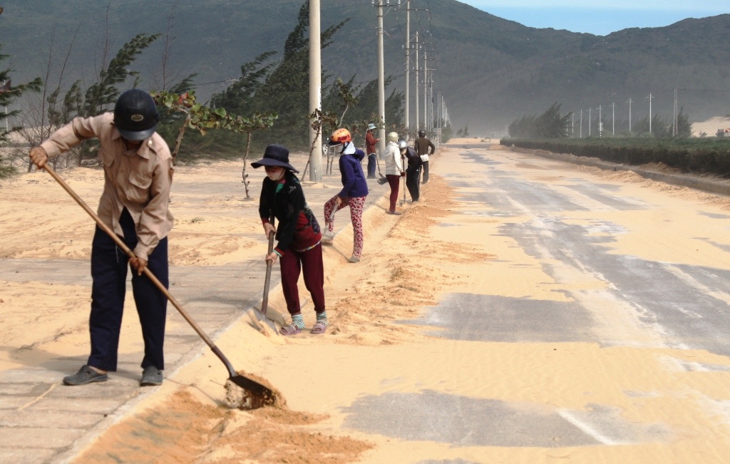 Bình Định: Cát bay lấp đường Khu kinh tế Nhơn Hội - Ảnh 3.