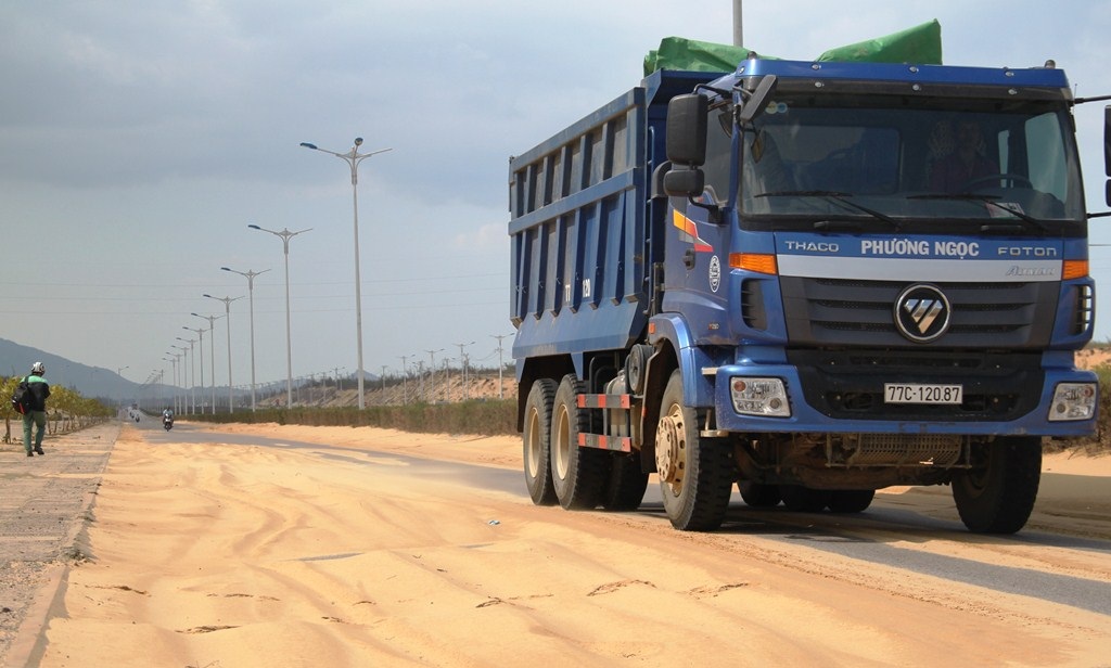 Bình Định: Cát bay lấp đường Khu kinh tế Nhơn Hội - Ảnh 4.
