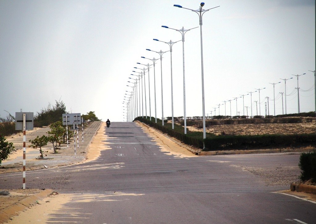 Bình Định: Cát bay lấp đường Khu kinh tế Nhơn Hội - Ảnh 11.