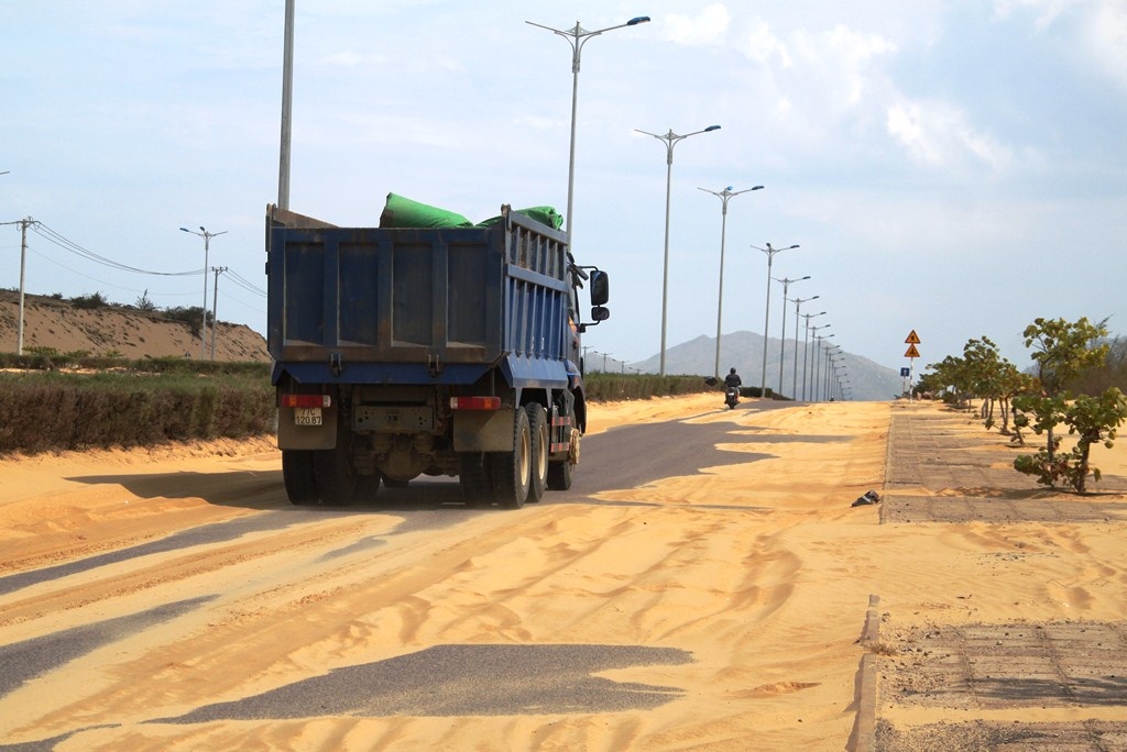 Bình Định: Cát bay lấp đường Khu kinh tế Nhơn Hội - Ảnh 8.