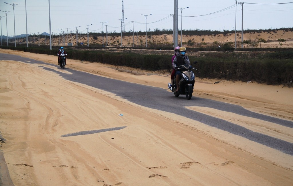 Bình Định: Cát bay lấp đường Khu kinh tế Nhơn Hội - Ảnh 6.