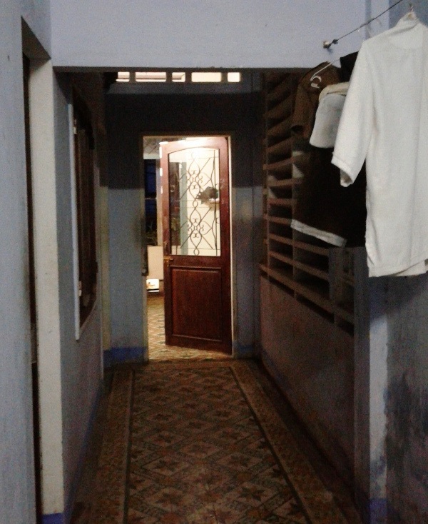 Ngáo đá cầm dao xông vào phòng trọ khống chế nữ sinh viên - 2 Nam thanh niên phê ma túy cầm dao đập vỡ cửa kính, mở chốt xông vào phòng sinh viên khiến cả khu nhà trọ hoảng loạn