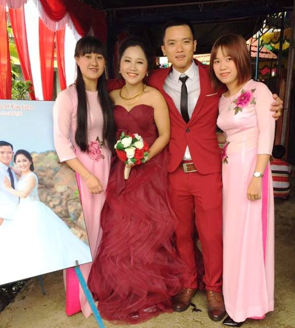 Xúc động đám cưới đôi bạn trẻ bên căn nhà sập trong lũ - 5 Cô dâu chứ rể vẫn lạc quan cười tươi chụp ảnh với bạn bè