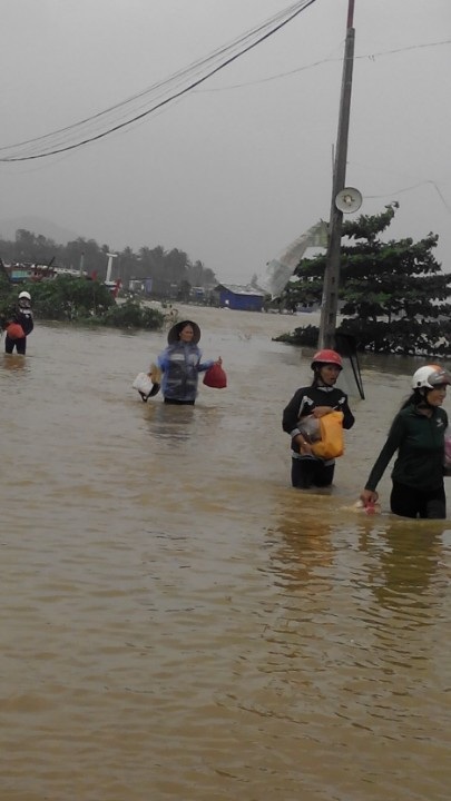 Phó Thủ tướng Trịnh Đình Dũng: Không để dân đói vì lũ - 6 Nhiều cụm dân cư ở huyện Hoài Nhơn (Bình Định) vẫn ngập trong lũ (ảnh CTV: Bích Diễm)