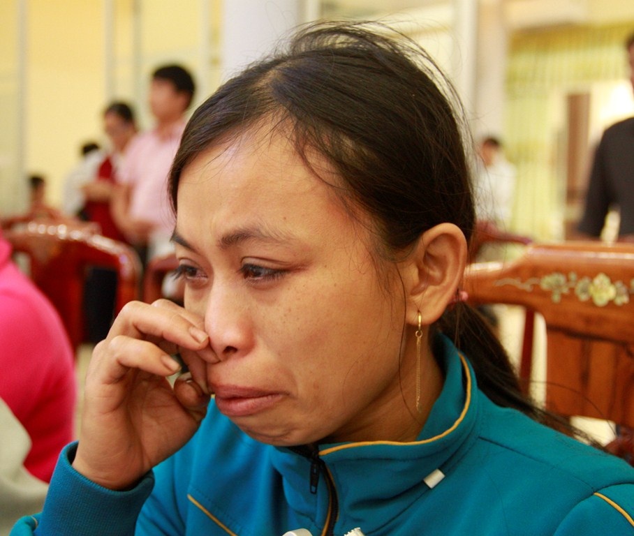 Chị Hồ Thị Liên bật khóc khi kể về chồng bị lũ cuốn trong trận lũ hồi đầu tháng 12 vừa qua.