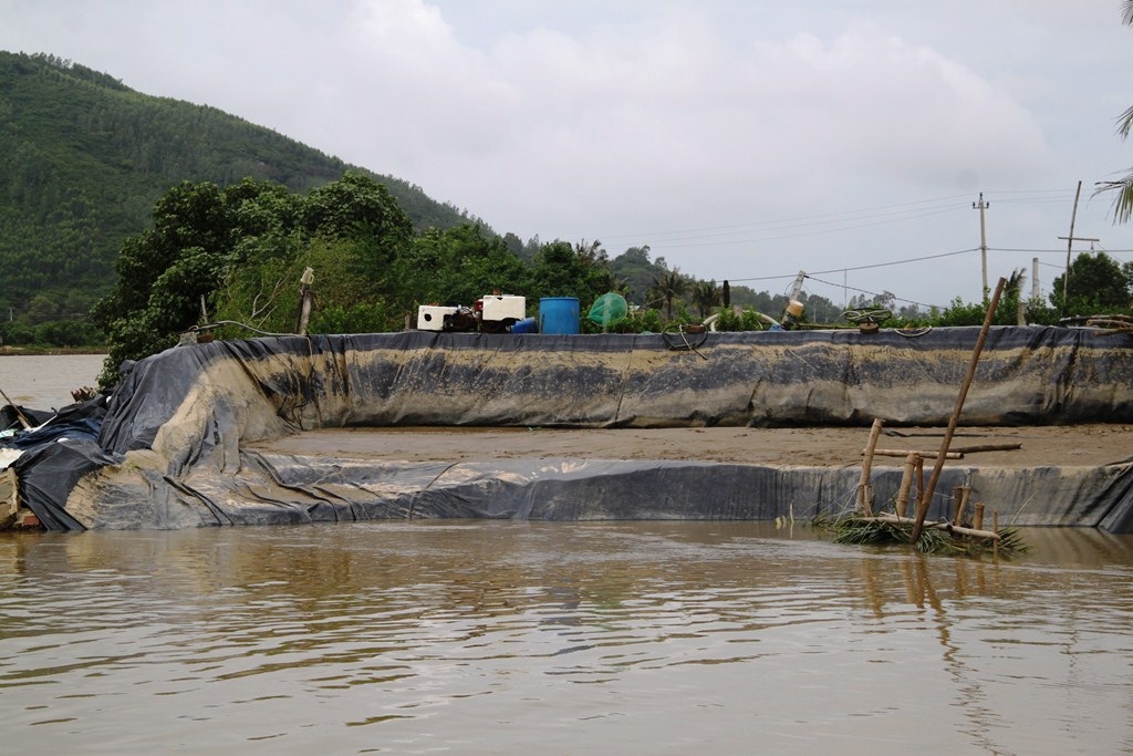 Một hồ tôm bị lũ cuốn vỡ bờ