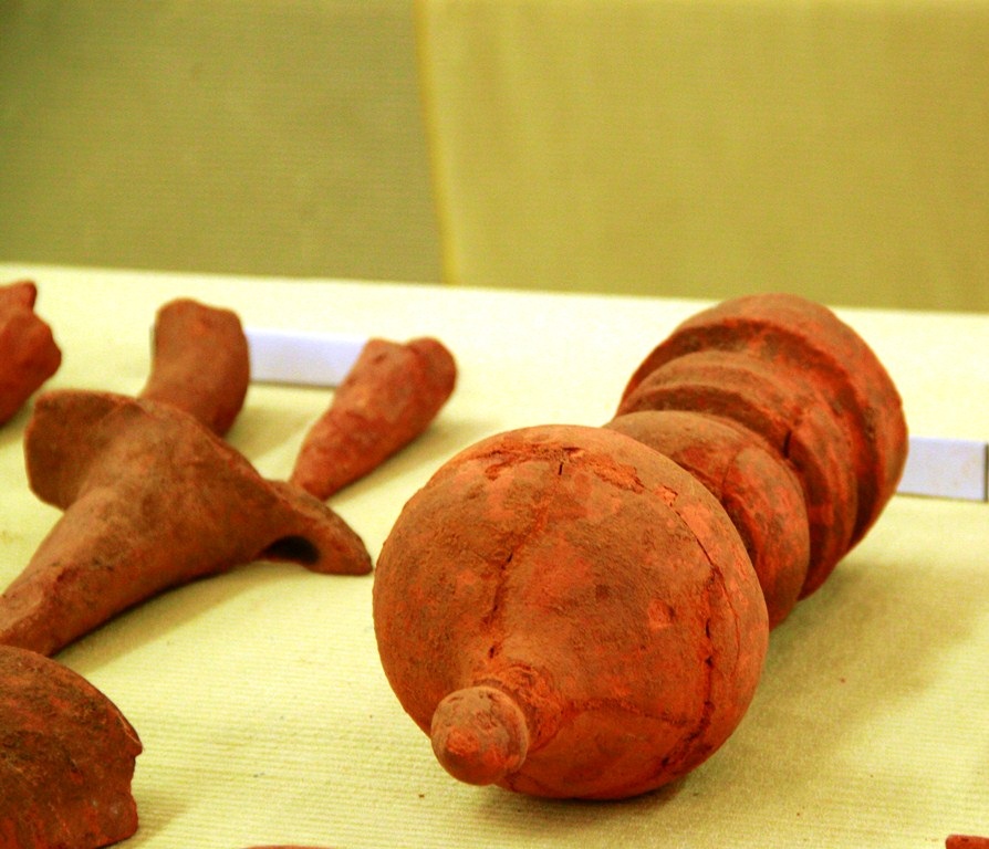 Một con tiện bằng đất nung dùng để trang trí trên mái nhà 