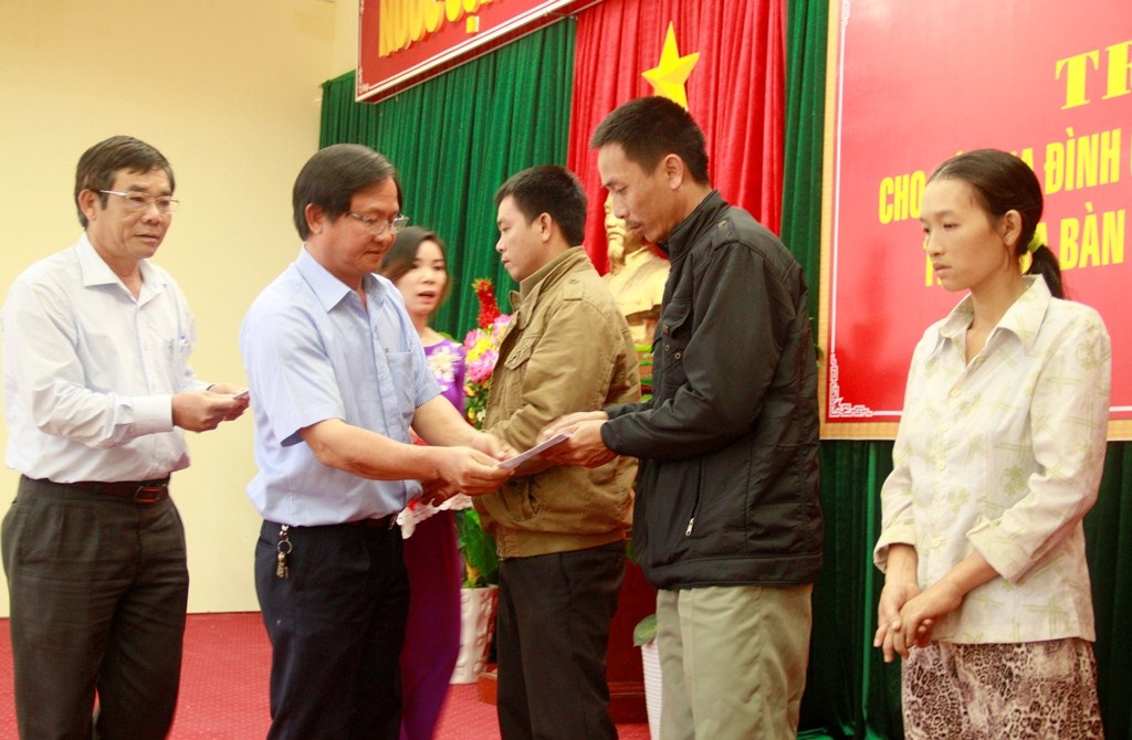UBND tỉnh Bình Định trao 22 sổ tiết kiệm, mỗi sổ trị giá 50 triệu đồng cho thân nhân có người chết trong các trận lũ vừa qua và những gia đình có hoàn cảnh đặc biệt khó khăn có nhà sập do lũ.