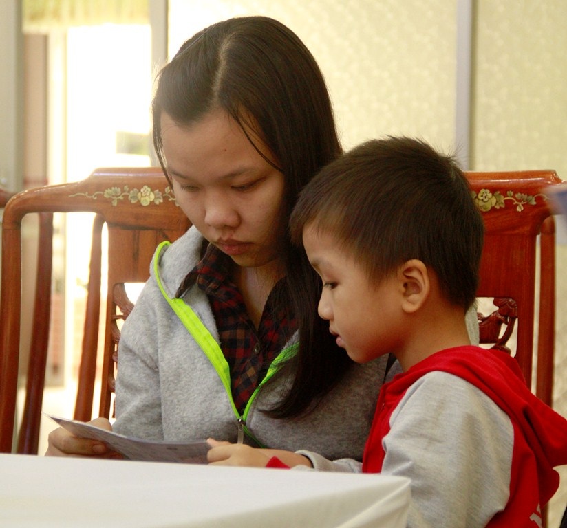 Cha mất vì bệnh ung thư chưa lâu, người mẹ thân thương lại vừa vĩnh viễn ra đi vì lũ lụt khiến 3 chị em Thi lâm vào cảnh rất bi đát