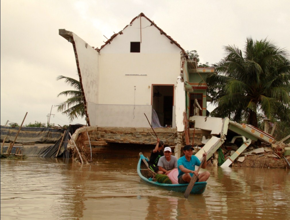 Nhiều nhà trắng tay sau lũ vì nhà sập, hồ tôm bị lũ cuốn trôi sạch