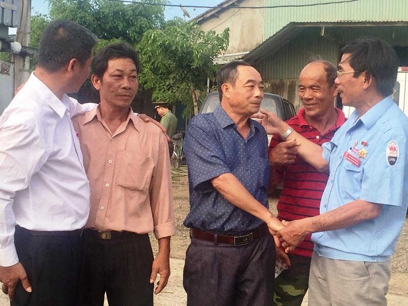 Tay bắt mặt mừng ngày hội ngộ của những cựu binh Trường Sa - 1
Các cựu chiến binh Trường Sa tay bắt, mặt mừng trong ngày gặp mặt, ôn lại truyền thống