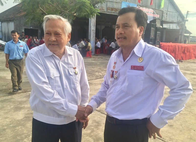 Tay bắt mặt mừng ngày hội ngộ của những cựu binh Trường Sa - 4 Anh hùng lực lượng vũ trang nhân dân Hồ Đắc Thạnh (trái), nguyên thuyền trưởng tàu 41, cũng đến dự buổi gặp mặt truyền thống của những người lính Trường Sa