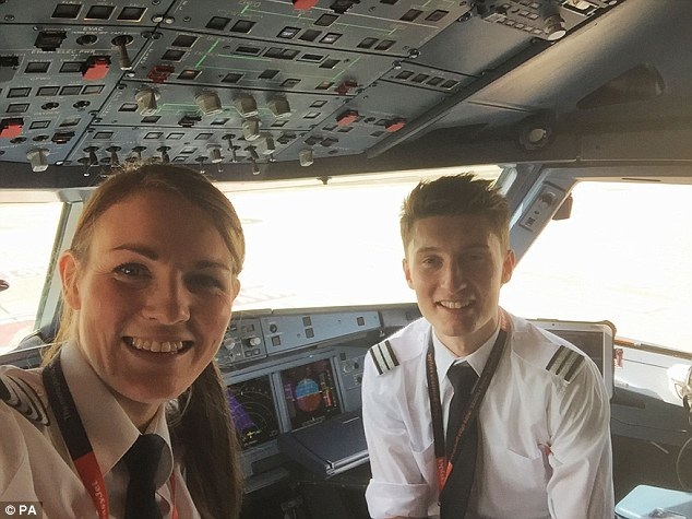 Kate McWilliams và đồng nghiệp Luke Elsworth trong chuyến bay tới Cộng hòa Malta (Ảnh: PA)