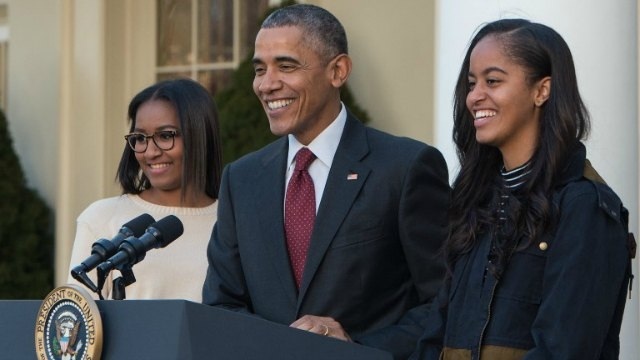 Tổng thống Obama tự hào nếu con gái nhập ngũ - 1 Tổng thống Barack Obama cùng hai con gái (Ảnh: AFP)