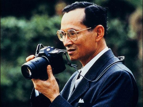Những câu chuyện đi vào huyền thoại của Quốc vương Thái Lan - 4 Máy ảnh là vật dụng thân thiết của Quốc vương Bhumibol (Ảnh: Getty)