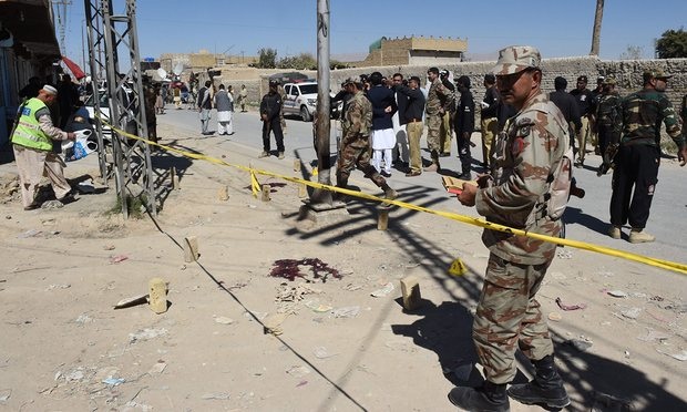 Phiến quân tấn công trường cảnh sát tại Pakistan, 48 người chết - 9 Lực lượng quân đội và an ninh Pakistan phải làm việc xuyên đêm để giải cứu các con tin và trấn áp các nghi phạm (Ảnh: AFP)