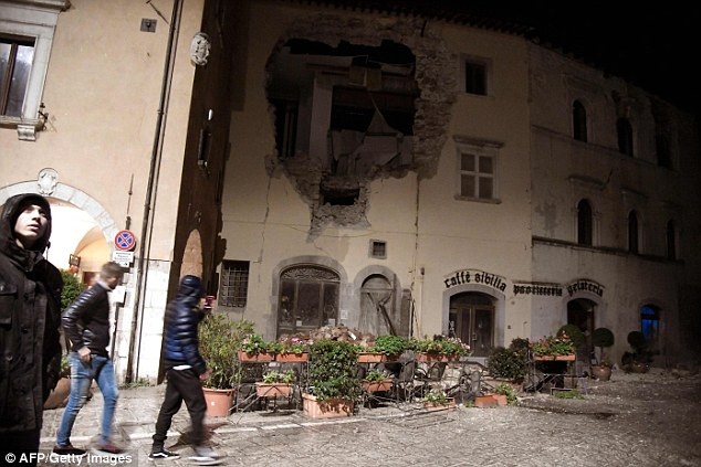 Miền trung Italy tan hoang sau 2 trận động đất liên tiếp - 12 (Ảnh: AFP)