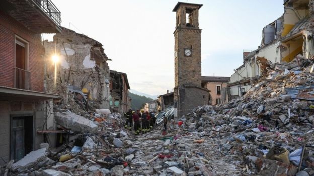 Miền trung Italy tan hoang sau 2 trận động đất liên tiếp - 9 Khung cảnh hoang tàn khi trời sáng (Ảnh: Reuters)