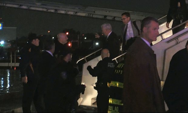 Máy bay chở "phó tướng" của ông Trump chệch khỏi đường băng - 1 Ông Mike Pence và các thành viên trong đoàn bước xuống sân bay LaGuardia từ cửa sau của máy bay sau cú tiếp đất không an toàn (Ảnh: NBC)