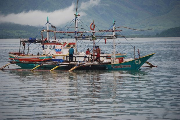 Trung Quốc, Philippines hợp tác “thân thiện” tại bãi cạn Scarborough - 1 Ngư dân Philippines chuẩn bị tàu cá tới bãi cạn Scaborough (Ảnh: Inquirer)