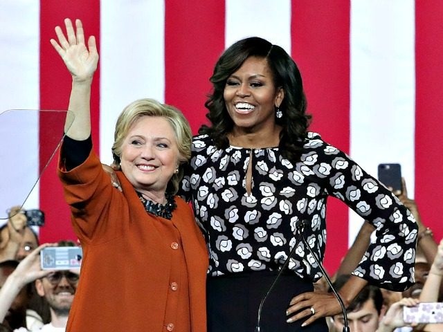 Bà Clinton “trải thảm đỏ” mời đệ nhất phu nhân Mỹ vào nội các nếu đắc cử - 1 Đệ nhất phu nhân Mỹ Michelle Obama (phải) và bà Hillary Clinton (Ảnh: Getty)