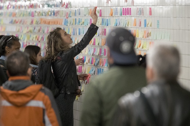 Người Mỹ trút tâm sự hậu bầu cử lên “tường giấy” - 8 Một cô gái dán tâm sự của mình trên tường (Ảnh: Dailymail)