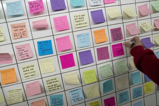 Người Mỹ trút tâm sự hậu bầu cử lên “tường giấy” - 9 Thống đốc bang New York Andrew Cuomo cũng để lại một thông điệp ủng hộ người nhập cư trên bức tường này. (Ảnh: Reuters)