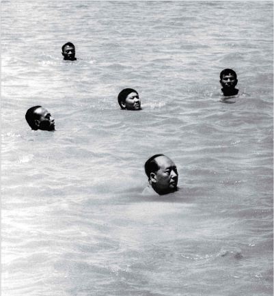 Bức ảnh chụp Chủ tịch Trung Quốc Mao Trạch Đông bơi qua sông Dương Tử vào năm 1966 hiện vẫn chưa rõ danh tính người chụp. Nhà lãnh đạo Trung Quốc rất thích bơi lội và việc ông bơi qua sông Dương Tử cũng là cách để thúc đẩy phong trào thể dục thể thao nhằm nâng cao sức khỏe cho người dân Trung Quốc.