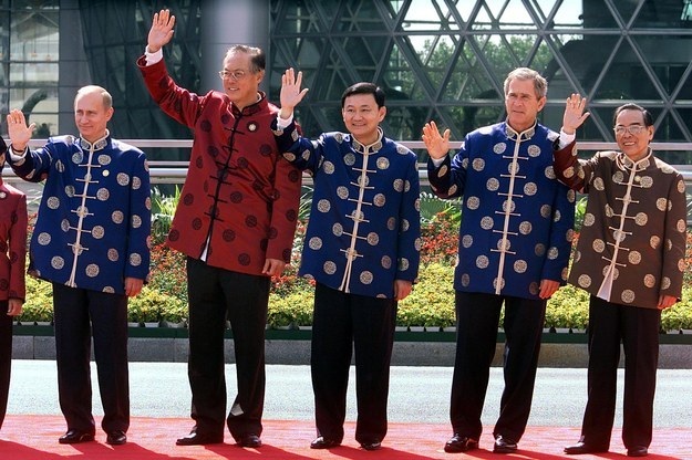 Các nhà lãnh đạo mặc trang phục truyền thống của người Trung Quốc khi tham dự hội nghị APEC ở Thượng Hải năm 2001. (Ảnh: Getty)