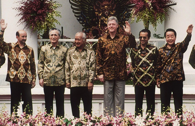 Trang phục độc đáo của lãnh đạo dự APEC qua các năm - 18
Các nhà lãnh đạo APEC tại hội nghị tổ chức ở Indonesia năm 1994. Cựu Tổng thống Mỹ Bill Clinton là người khởi xướng truyền thống mặc áo đồng phục tại APEC từ năm 1993 (Ảnh: AFP)