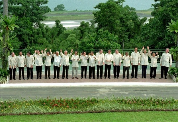 Tại hội nghị APEC được tổ chức tại Philippines năm 1996, các nhà lãnh đạo đã mặc sơ mi trắng không cà vạt trong buổi chụp hình lưu niệm chung ở Subic. (Ảnh: Getty)