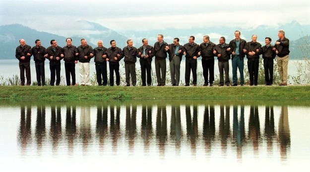 Các nhà lãnh đạo mặc đồng phục áo khoác khi chụp ảnh chung tại hội nghị APEC 1997 ở Vancouver, Canada (Ảnh: AFP)