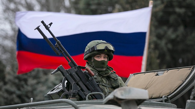 Ukraine bắt giữ 2 binh sĩ Nga gần biên giới Crimea - 1 Lính Nga ở khu vực biên giới Ukraine (Ảnh: Reuters)
