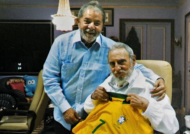 Tổng thống Brazil Luiz Inacio Lula da Silva tặng ông Fidel Castro một chiếc áo thi đấu của đội tuyển bóng đá quốc gia Brazil vào ngày 25/2/2014. (Ảnh: Getty)