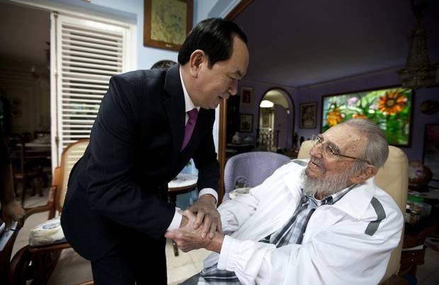 
Chủ tịch nước ta Trần Đại Quang đã đến thăm lãnh tụ Fidel Castro sau khi ông tới thủ đô Havana vào ngày 15/11/2016. (Ảnh: AP)
