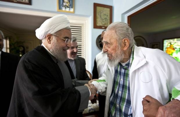 Lãnh tụ Fidel Castro bắt tay Tổng thống Iran Hassan Rouhani vào ngày 19/9/1016 (Ảnh: Alex Castro)
