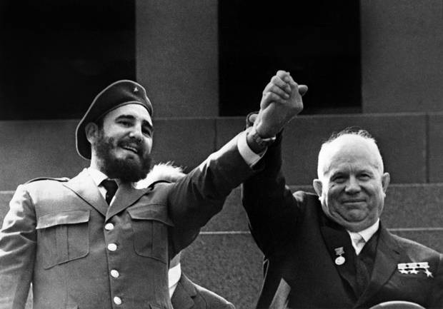 Vào tháng 5/1963, Chủ tịch Hội đồng nhà nước Cuba Fidel Castro đã cùng nắm tay Tổng Bí thư đảng Cộng sản Liên Xô Nikita Khrushchev tại Quảng trường Đỏ ở thủ đô Moscow. (Ảnh: AFP)