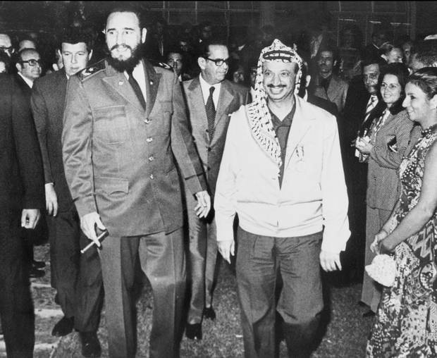 
Lãnh tụ Fidel Castro gặp Chủ tịch Tổ chức giải phóng Palestine (PLO) Yasser Arafat trong chuyến thăm của ông Yasser Arafat tới Cuba tháng 12/1974. (Ảnh: AFP)
