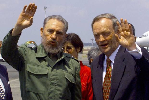 
Chủ tịch Fidel Castro tiễn Thủ tướng Canada Jean Chretien tại sân bay ngày 28/4/1998, khi nhà lãnh đạo Canada kết thúc chuyến thăm kéo dài 3 ngày tới Cuba. (Ảnh: Reuters)
